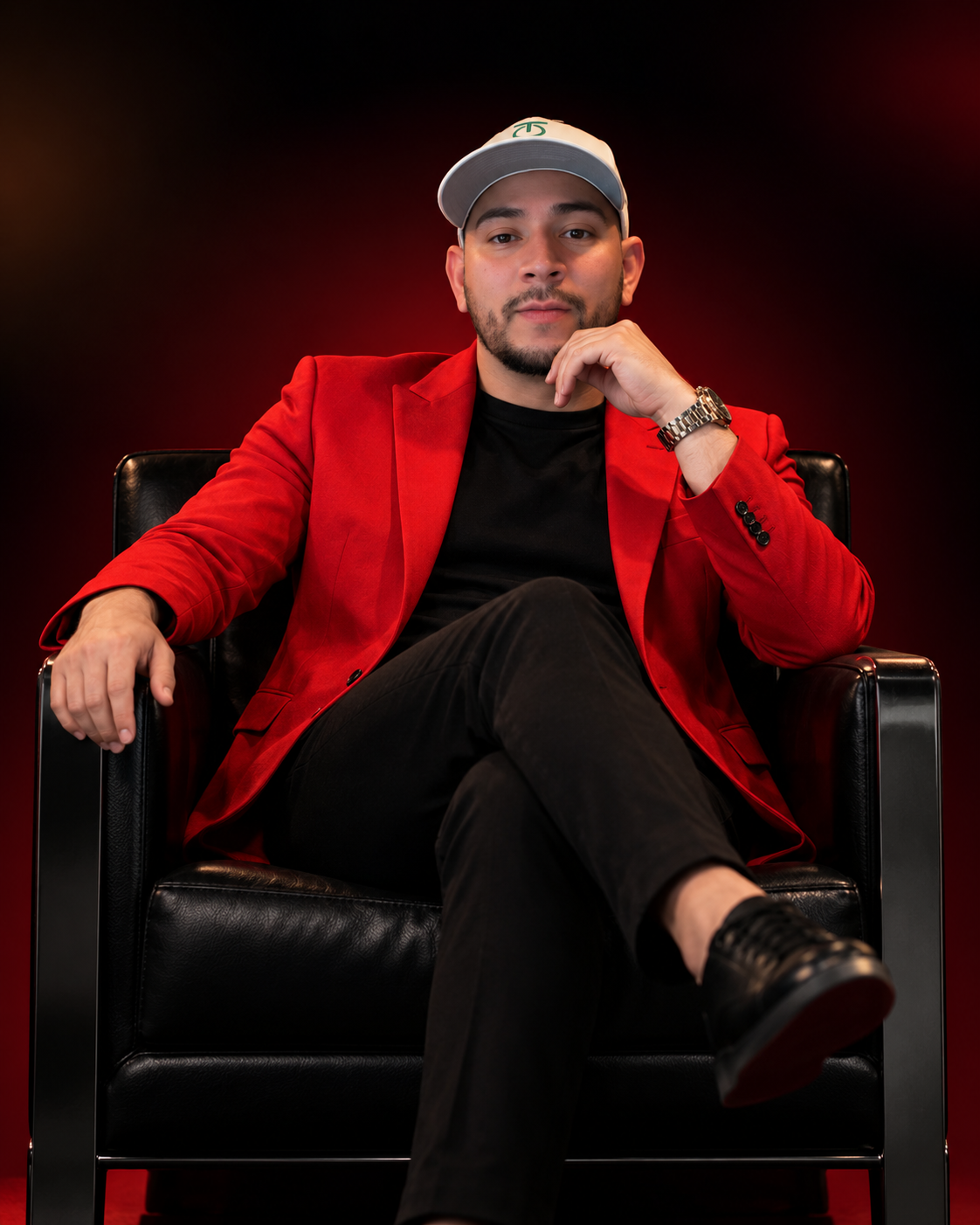 Cliente de Tu Negocio Importa con blazer rojo